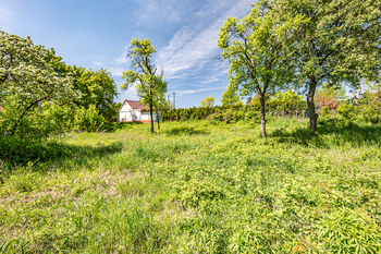Prodej pozemku 1070 m², Husinec