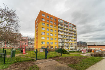 dům ze strany hřiště - Prodej bytu 3+1 v osobním vlastnictví 73 m², Králův Dvůr