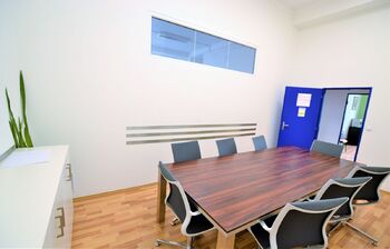 Pronájem obchodních prostor 328 m², Praha 8 - Kobylisy