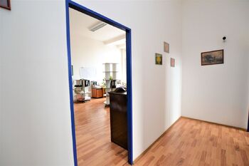 Pronájem obchodních prostor 328 m², Praha 8 - Kobylisy