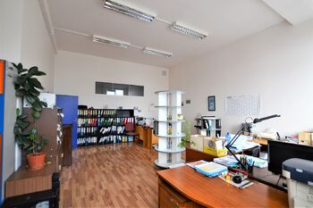 Pronájem obchodních prostor 328 m², Praha 8 - Kobylisy