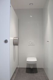 WC. - Pronájem kancelářských prostor 39 m², Praha 10 - Dolní Měcholupy