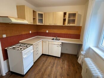 pohled na dům z ulice - Pronájem bytu 1+1 v osobním vlastnictví 32 m², Kladno