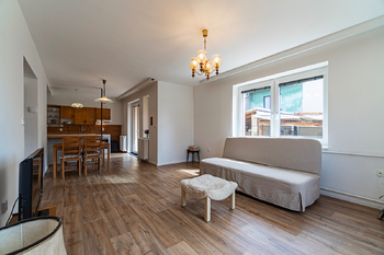 Prodej obchodních prostor 631 m², Hluboké Mašůvky