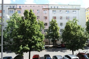 Výhled z bakonu - Pronájem bytu 1+1 v osobním vlastnictví 53 m², Praha 3 - Žižkov