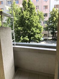 Balkon se vstupem z předsíně - Pronájem bytu 1+1 v osobním vlastnictví 53 m², Praha 3 - Žižkov