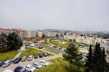 výhled na dětské hřiště foto 2 - Prodej bytu 3+1 v osobním vlastnictví 69 m², Blansko