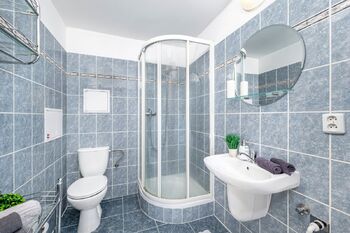 koupelna s WC - Prodej bytu 2+kk v osobním vlastnictví 49 m², České Budějovice