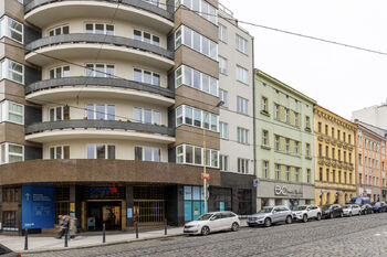 pohled na dům z ulice - Prodej bytu 4+kk v osobním vlastnictví 138 m², Praha 2 - Vinohrady