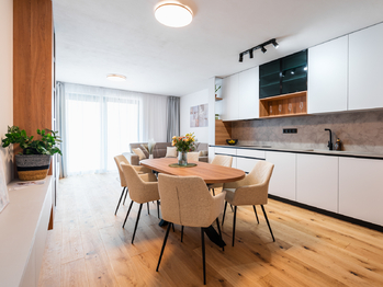 Vzorový byt vybavený na míru a v rámci standardů podlah, dveří, klik a vypínačů - Prodej bytu atypický v osobním vlastnictví 237 m², České Budějovice