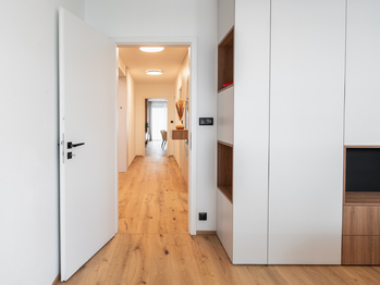 Vzorový byt vybavený na míru a v rámci standardů podlah, dveří, klik a vypínačů - Prodej bytu atypický v osobním vlastnictví 237 m², České Budějovice