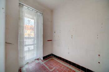 komora s průchodem na balkon - Prodej bytu 3+1 v osobním vlastnictví 75 m², Kolín