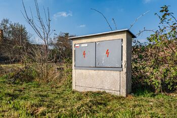 Kaplička s elektřinou. - Prodej pozemku 3297 m², Číměř