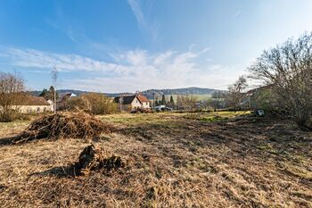 Pohled z pozemku. - Prodej pozemku 3297 m², Číměř