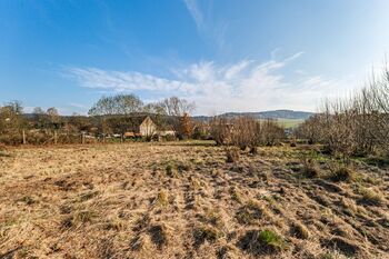 Pohled z pozemku. - Prodej pozemku 3297 m², Číměř