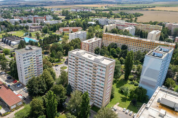 Letecký snímek domu a okolí - Pronájem bytu 3+1 v osobním vlastnictví 80 m², Kolín