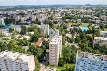 Letecký snímek domu a okolí - Pronájem bytu 3+1 v osobním vlastnictví 80 m², Kolín