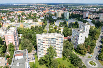 Letecký snímek domu a okolí - Pronájem bytu 3+1 v osobním vlastnictví 80 m², Kolín