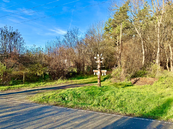 Totem u vjezdu z hlavní komunikace - Prodej pozemku 947 m², Psáry