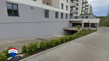 remax parkování zepředu - Pronájem garážového stání 15 m², Praha 9 - Vysočany 