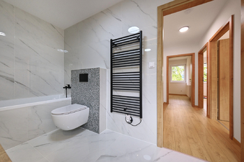 koupelna v 2NP - Prodej domu 95 m², Prachatice