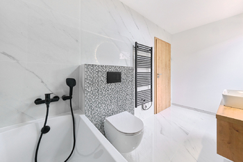 koupelna v 2NP - Prodej domu 95 m², Prachatice