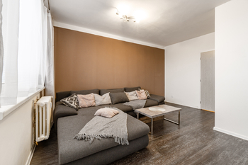 Obývací pokoj - Prodej bytu 3+1 v osobním vlastnictví 81 m², Praha 4 - Modřany