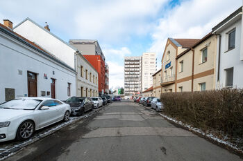 Ulice před domem - Pronájem bytu 2+kk v osobním vlastnictví 65 m², Praha 4 - Krč