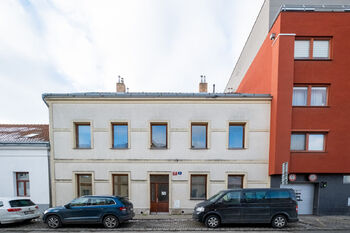 Pohled na dům z ulice - Pronájem bytu 2+kk v osobním vlastnictví 65 m², Praha 4 - Krč 