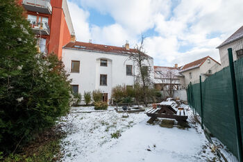 Pohled na zahradu za domem - Pronájem bytu 2+kk v osobním vlastnictví 65 m², Praha 4 - Krč