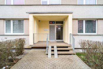 Hlavní vchod - Prodej bytu 2+1 v osobním vlastnictví 65 m², Ústí nad Labem