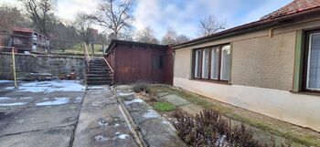 Dvorek a pohled k zahradě - Prodej domu 74 m², Moravské Málkovice