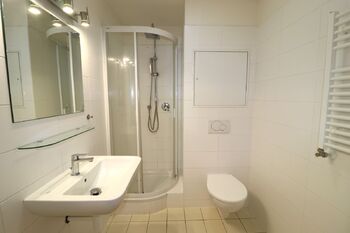 Koupelna - Pronájem bytu 2+kk v osobním vlastnictví 63 m², Praha 5 - Hlubočepy