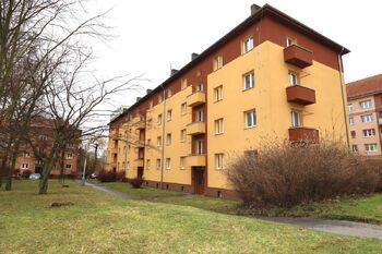 Venkovní pohled na dům - Prodej bytu 3+1 v osobním vlastnictví 61 m², Kladno