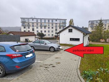 Parkovací stání přímo u budovy.  - Pronájem bytu 2+kk v osobním vlastnictví 67 m², Husinec