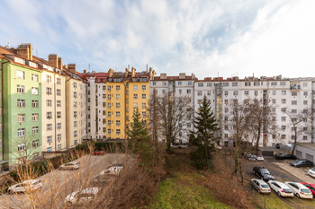 výhled z balkónu do vnitrobloku - Prodej bytu 2+1 v osobním vlastnictví 69 m², Praha 3 - Žižkov