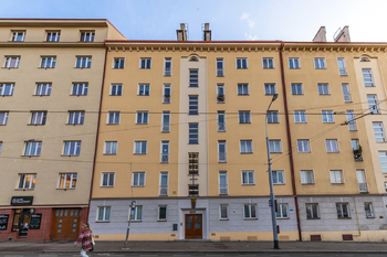 pohled na dům z ulice - Prodej bytu 2+1 v osobním vlastnictví 69 m², Praha 3 - Žižkov