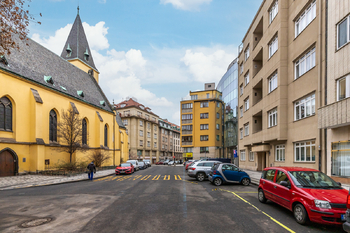 Pohled do ulice - Prodej bytu 2+kk v osobním vlastnictví 48 m², Praha 1 - Nové Město