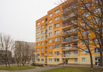 pohled na dům - Prodej bytu 4+1 v osobním vlastnictví 93 m², Praha 9 - Černý Most