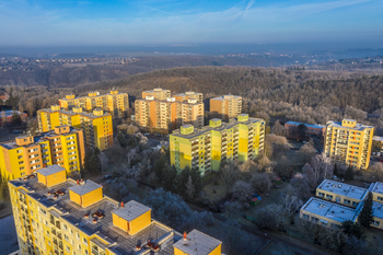 Pohled dron na okolí - Prodej bytu 2+kk v osobním vlastnictví 41 m², Praha 8 - Bohnice