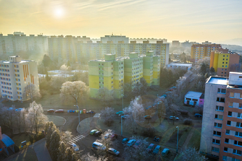 Pohled dron na domy - Prodej bytu 2+kk v osobním vlastnictví 41 m², Praha 8 - Bohnice