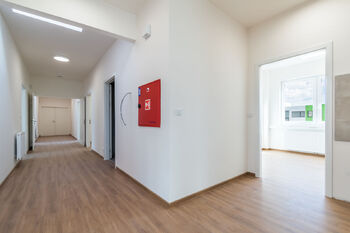 Pronájem skladovacích prostor 816 m², Klecany