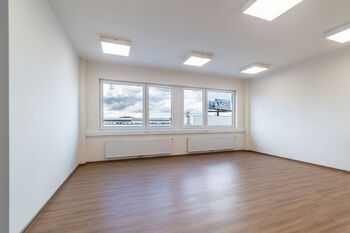 Pronájem skladovacích prostor 816 m², Klecany