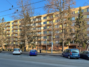 Přední pohled na dům - Prodej bytu 1+kk v osobním vlastnictví 23 m², České Budějovice