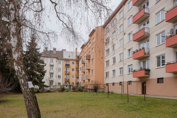 okolí domu - Pronájem bytu 2+1 v osobním vlastnictví 54 m², Brno