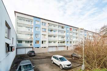 Dům s parkovištěm - Prodej bytu 4+1 v družstevním vlastnictví 97 m², Praha 9 - Miškovice