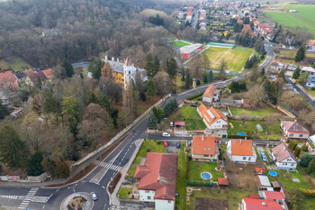 Letecký pohled na dům a okolí - Pronájem bytu 4+kk v osobním vlastnictví 127 m², Radim