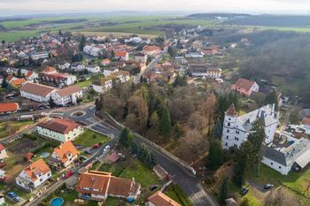 Letecký pohled na dům a okolí - Pronájem bytu 4+kk v osobním vlastnictví 127 m², Radim