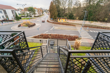 Schodiště na pavlač - Pronájem bytu 4+kk v osobním vlastnictví 127 m², Radim