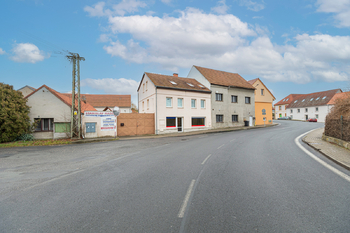 Pohled na kanceláře z ulice 9. května - Pronájem kancelářských prostor 35 m², Roudnice nad Labem